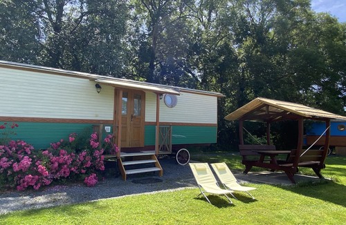 Saint-Pardoux House | Mobile Home 'Roulotte Olivia' with Shared Pool, Wi-Fi and Air Conditioning
