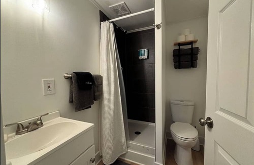 Oakland Cabin | Lakefront home w/Dock & Fire Pit + Pet Friendly