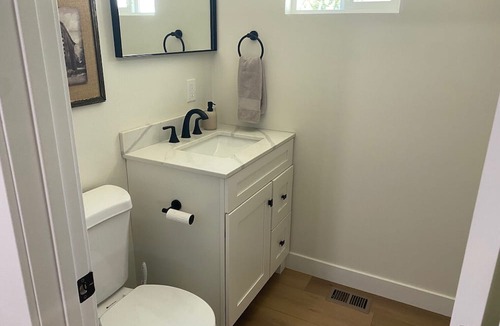 Penryn Cottage | Penryn Farmhouse Cottage located within close proximity to everything.
