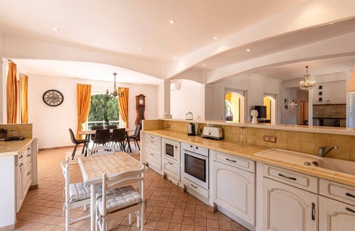 Tavaco House | Paravano - maison climatisée avec piscine