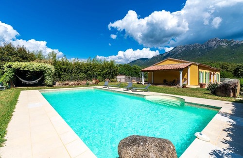 Tavaco House | Paravano - maison climatisée avec piscine