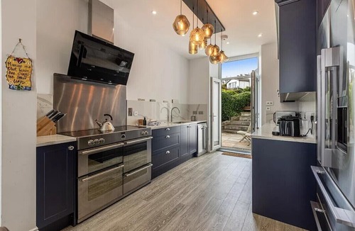 Perranporth House | Luxurious 6-Bed Beachfront Escape with Stunning Ocean Views