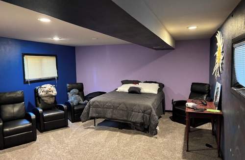 Cedar Rapids House | Executive 5 Bedroom w Pool, Large Deck ,Theatre Room , Screened in Porch