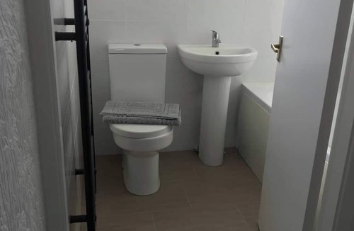 Dadlington House | Immaculate 2-Bed House in Coventry