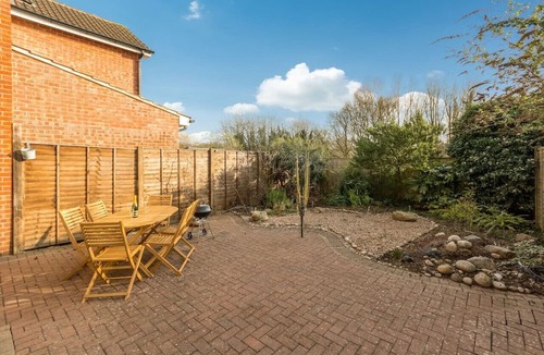 Whitnash House | Charming House in Prime Location w/Free Parking