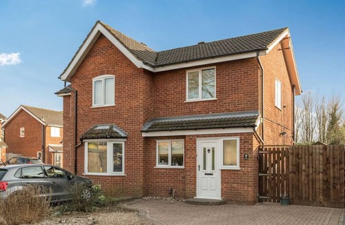 Whitnash House | Charming House in Prime Location w/Free Parking