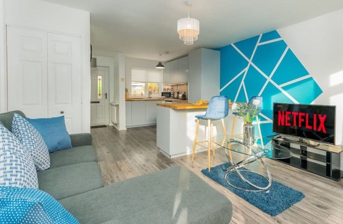 Whitnash House | Charming House in Prime Location w/Free Parking