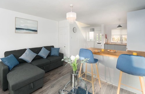 Whitnash House | Charming House in Prime Location w/Free Parking