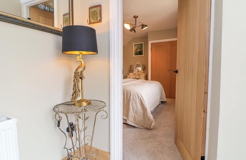 Farlow Cottage | BURROWS END, pet friendly, with open fire in Cleobury Mortimer