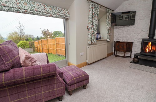 Farlow Cottage | BURROWS END, pet friendly, with open fire in Cleobury Mortimer