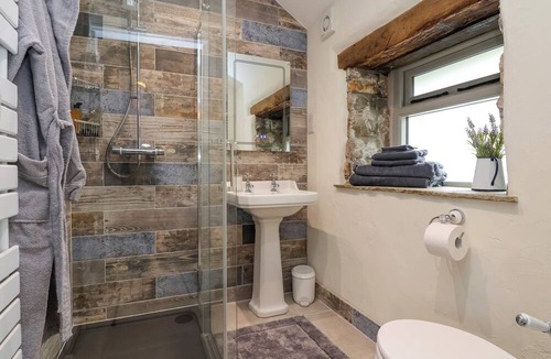 Farlow Cottage | BURROWS END, pet friendly, with open fire in Cleobury Mortimer