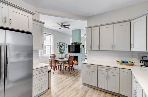 Urban Core Cottage | Sleeps 11, 9 beds