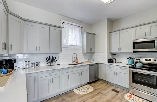 Urban Core Cottage | Sleeps 11, 9 beds