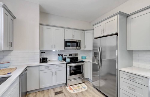 Urban Core Cottage | Sleeps 11, 9 beds