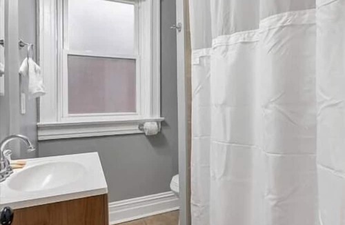 Shaw House | Historic, Second Floor Unit in Shaw Community STL 2E