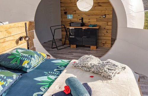 Lindry Bed & Breakfast | Maison Bulle ' la Solitaire '