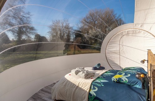 Lindry Bed & Breakfast | Maison Bulle ' la Solitaire '