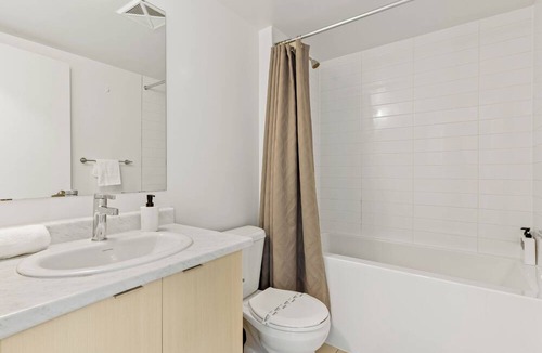 Toronto House | Toronto Luxe - 3BR, 3WR Modern and Cozy House