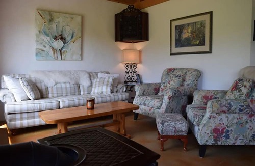 Oro-Medonte Cottage | Warm cosy 2 bedroom selfcontained strawbale cottage, one level,