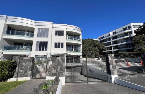 Takapuna Apartment | Seaside Serenity: Your Rental in Takapuna Beach
