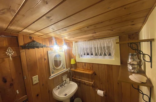 Wells Cabin | Wells / Ogunquit Cabin. Sleeps 4 Wells /Ogunquit l 10 min car ride beaches