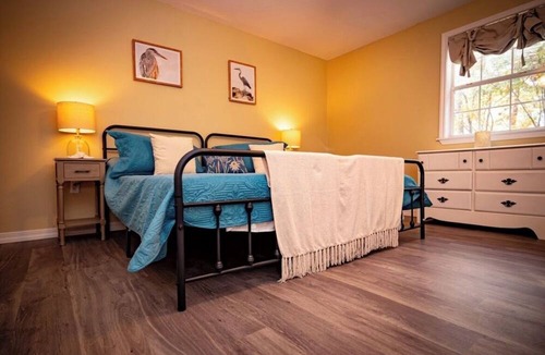 Negreet House | Clean/spacious 4 bed & 3 bath home sleeps 12. 3 miles from Toledo Town & Tackle.