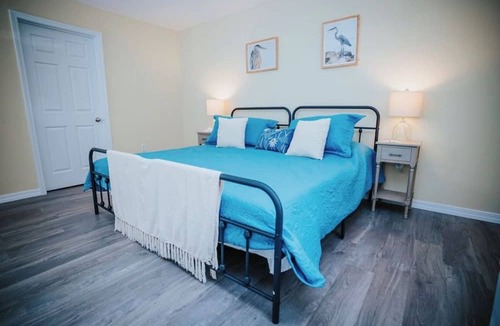 Negreet House | Clean/spacious 4 bed & 3 bath home sleeps 12. 3 miles from Toledo Town & Tackle.
