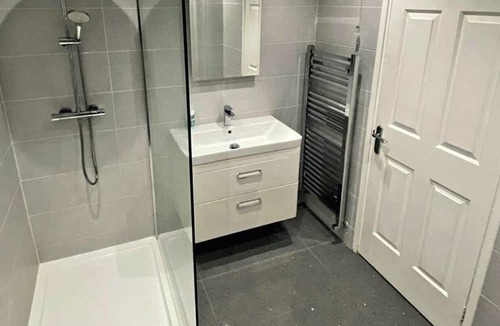 Crawcrook House | Modern Home in Newcastle, right next to a Golf Course!