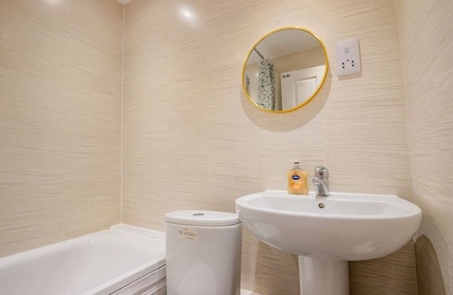 Ladywell Apartment | Guest Homes | Lewisham Flat