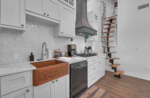 Waco Villa | Luxury Haven Farm Stay - The Croissant Suite