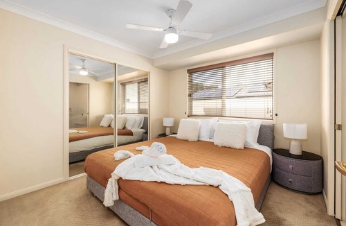 Biggera Waters House | Charming Oasis Waterfront Retreat Private pool