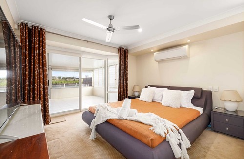 Biggera Waters House | Charming Oasis Waterfront Retreat Private pool