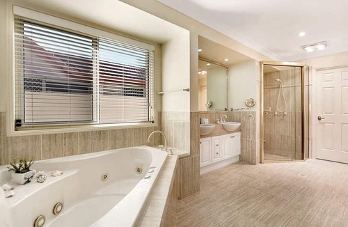 Biggera Waters House | Charming Oasis Waterfront Retreat Private pool