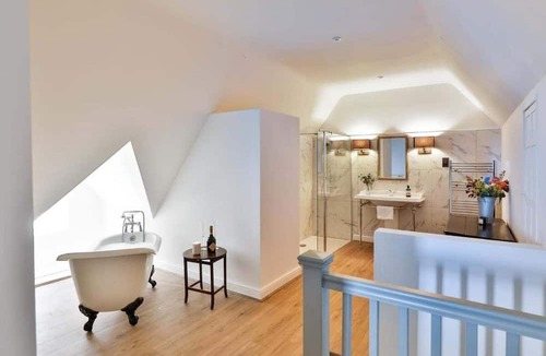 Beverston Condo | Tranquil 1 Bed/1 Bath Getaway at Beverston Castle