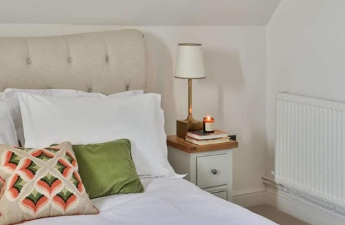 Beverston Condo | Tranquil 1 Bed/1 Bath Getaway at Beverston Castle