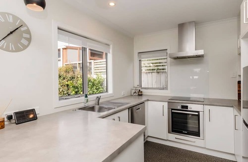 New Plymouth House | Cosy Hideaway On Pioneer