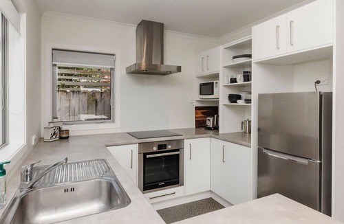 New Plymouth House | Cosy Hideaway On Pioneer