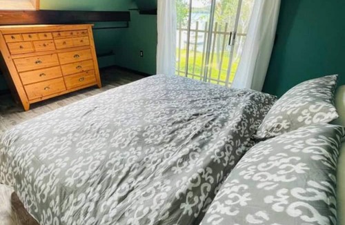 Colborne House | Alisha Lakefront Cottage