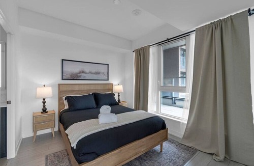 Parkdale House | Sunset View - Luxury 2BR - 5 min to Exhibition Place