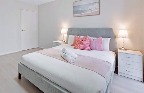 Parramatta Apartment | Modern 3-Bedroom in Parramatta