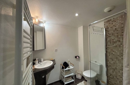 Hopitaux-Facultes Apartment | Beautiful, fully equipped studio!