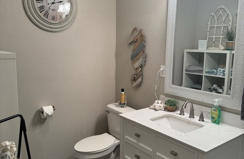 Port Neches House | 5 min to water, everything new, spacious barndo in Port Neches!