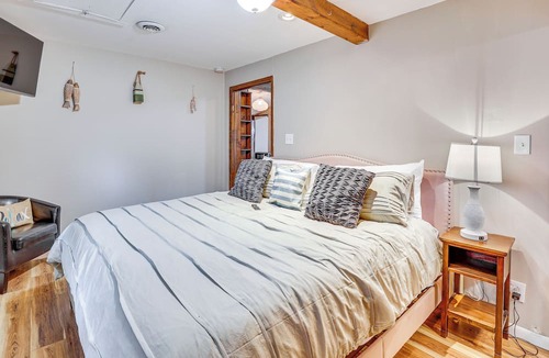 Craig Beach Cottage | Romantic Getaway by the Lake!