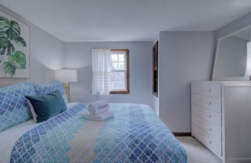 Brewster House | Walk to Seymour Pond, Great Backyard w Fire Pit!