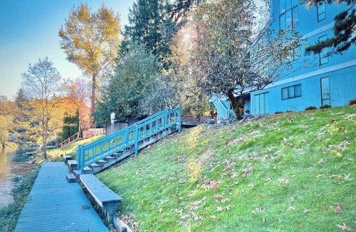 Bothell Apartment | River Inn Cabin Theme Flat w/Dock