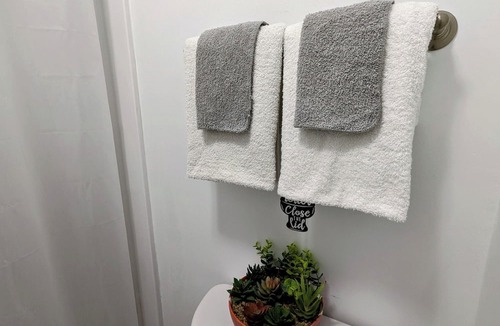 Leesburg House | WOW Modern & Cozy unit!! w/Private Entrance!