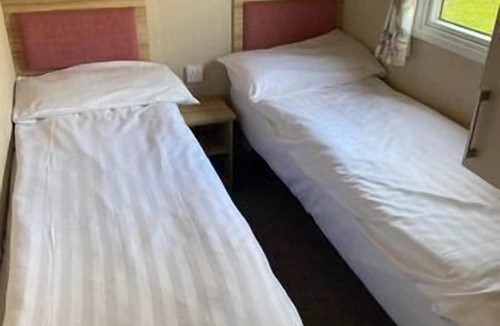 Tunstall Ski Chalet | Budget 3-Bed Caravan in Tunstall, Hull