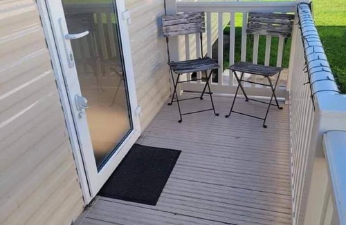 Tunstall Ski Chalet | Budget 3-Bed Caravan in Tunstall, Hull