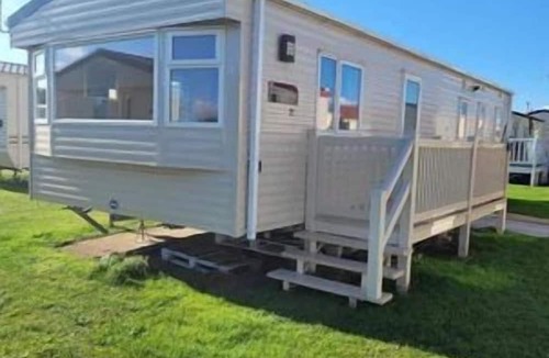 Tunstall Ski Chalet | Budget 3-Bed Caravan in Tunstall, Hull
