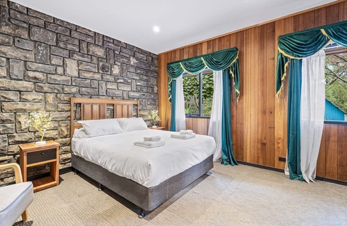 Emerald Apartment | Little Cherry